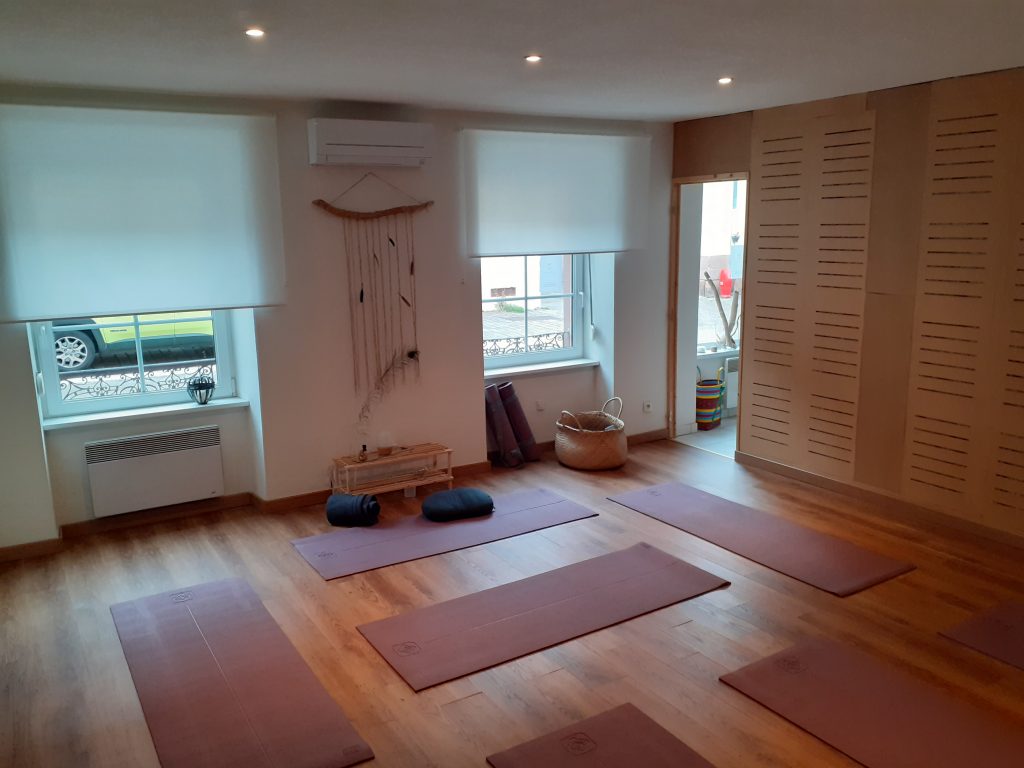 Salle lumineuse de Viniyoga Studio à Wintzenheim